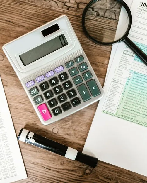 Relevés, factures et calculatrice sur un bureau